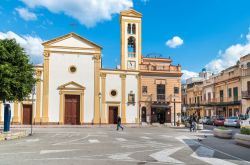La Chiesa Madre di Isola delle Femmine in piazza Umberto in Sicilia - © elesi / Shutterstock.com
