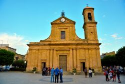 La Chiesa Madre nel centro di Santa Croce Camerina venne costruita all'inizio del XVII secolo. Siamo in Sicilia - © maudanros / Shutterstock.com