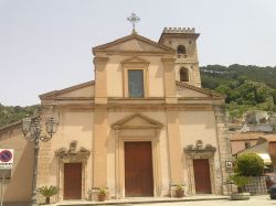 La Chiesa Matrice di  San Nicola, è una delle attrazioni di Saponara - © Ciao411 - Pubblico dominio, Wikipedia