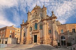 La chiesa medievale di San Francesco d'Assisi a Matera, Basilicata. Parzialmente ricostruita in stile barocco nel 1670, sorge nell'omonima piazza centrale.

