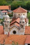La chiesa ortodossa di San Spiridon a Skradin (Croazia) vista dalle colline - © Jan Pohunek / Shutterstock.com