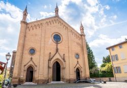 La Chiesa Parrocchiale dei Santi Senesio e Teopompo in centro a Castelvetro, provincia di Modena - © Eddy Galeotti / Shutterstock.com