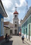 La chiesa presbiteriana di Sancti Spiritus, Cuba. L'edificio religioso si presenta con un campanile sulla cui cima si trova la santa croce - © DayOwl / Shutterstock.com