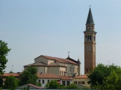 La Chiesa principale di Cimadolmo e il grande campanile, Veneto - © MaurcoC8 / Panoramio