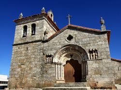 La chiesa romanica del borgo di Sernancelhe, Portogallo.
