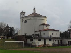 La Chiesa Villotta di AVIANO in Friuli - © gianca1969, CC BY 3.0, Wikipedia