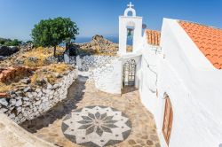 La chiesetta di San Michele nei pressi del villaggio di Emporios sul bordo di un vulcano, isola di Nisyros, Grecia. Questo borgo interno dell'isola è collegato a Paloi, villaggio ...