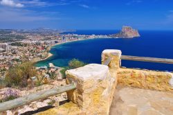 La città di Calpe e il Penon de Ifach, provincia di Alicante, Spagna. A partire dalla seconda metà del XX° secolo, questa località ha sviluppato una forte vocazione ...