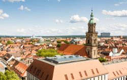 La città di Erlangen vista dall'alto, Germania. Presentandosi come la Berkeley della Franconia e la città degli ugonotti (che accolse dopo l'editto di Nantes nel 1685), ...