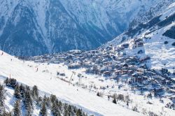 La città di Les Deux Alpes fotografata dalle piste da sci. Siamo sulle Alpi francesi