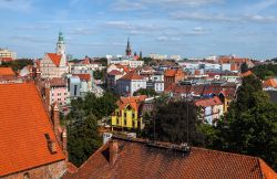 La città di Olsztyn, Polonia, vista dall'alto. Ricca di locali e club musicali, Olsztyn attrae con l'antico castello, la piazza del mercato, l'ospedale di San Giorgio e la ...