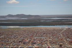 La città di Oruro con il lago Poopò fotografati dall'alto, Bolivia. Questo bacino acquifero salato è situato in una grande depressione a circa 3686 metri d'altezza ...