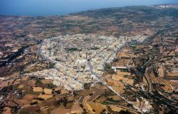 La città di Siggiewi vista dall'alto, sud di Malta. E' chiamata anche Città Ferdinand: nonostante fosse già stata fondata nel XIV° secolo, il Gran Maestro Ferdinando ...