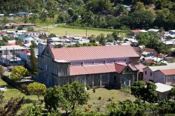 La città di Soufriere, isola di Saint Lucia (Caraibi): al centro la chiesa parrocchiale circondata dalle tradizionali case residenziali.
