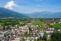 La città di Vaduz vista dall'alto, Liechtenstein. Ai turisti piace la capitale di questo piccolo stato non solo per  il patrimonio di chiese e edifici ma anche per la possibilità ...
