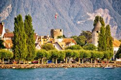 La città di Vevey con le sue torri e sullo sfondo le Alpi, Svizzera. Questa località si affaccia sul lago di Ginevra.



