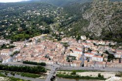 La cittadina di Anduze fotografata dall'alto, Francia. AI piedi della catena montuosa delle Cevennes, questa località si affaccia sul fiume Gardon, nel dipartimento del Gard.


 ...