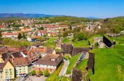 La cittadina di Belfort vista dall'alto, Francia. Questa località si trova in una bella pianura fra i monti Vosgi e le montagne del Giura.
