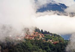 La cittadina di Brentonico avvolta dalle nubi in Trentino