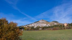 La cittadina di Rivisondoli, Abruzzo, e il paesaggio circostante a inizi autunno.



