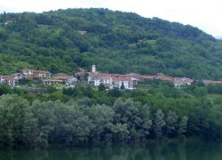 La cittadina di Vidracco fotografata dalla sponda del lago Gurzia