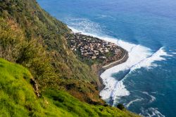La cittadina e le onde oceaniche a Jardim do Mar, isola di Madeira