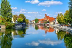 La cittadina medievale di Landshut, Germania, riflessa sul fiume Isar in estate.

