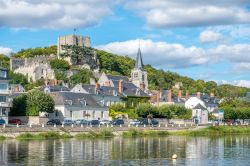 La cittadina medievale di Montrichard, Francia, nella regione della Touraine sul fiume Cher.

