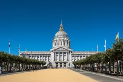 La City Hall di San Francisco, California (USA). Questo edificio in stile beaux-arts ospita la sede del governo della città e della contea di San Francisco. Con il tempo è diventata ...