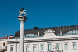 La colonna della Redenzione a Gradisca d'Isonzo, provincia di Gorizia. Si trova in via Piazzale Unità d'Italia, di fronte al Teatro: la colonna, alta 10 metri, termina con la ...