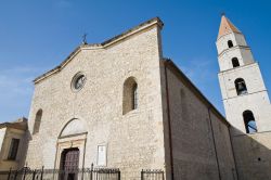 La concattedrale di Sant'Andrea a Venosa, Basilicata, in una giornata di sole. Al piano inferiore dell'edificio si trova la cripta che ospita la tomba di Maria Donata Orsini, moglie ...