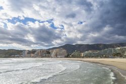 La Concha beach a Oropesa del Mar, Spagna. Con la sua caratteristica forma a baia, questa spiaggia spagnola è lambita da fresche e calme acque adatte a tutti. Facilmente accessibile anche ...