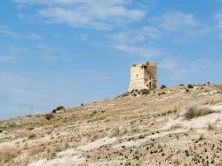 La costa di Manfria e la torre costiera nella frazione di Gela in Sicilia