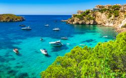 La costa pittoresca di Santa Ponsa a Maiorca, isole Baleari in Spagna