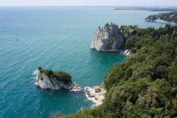 La costa rocciosa di Duino sul Mare Adriatico