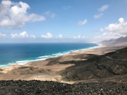 La costa selvaggia della spiaggia di Cofete a Fuerteventura, Spagna. Per bellezza e immensità questo luogo è paragonabile al Gran Canyon del Colorado.
