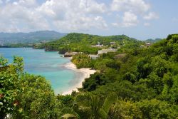 La costa sud di Grenada, America Centrale. Ricoperta da una vegetazione lussureggiante, quest'isola, come le altre che compongono l'omonimo stato insulare, vanta un suolo estremamente ...