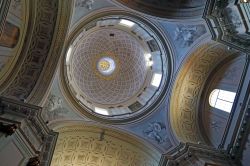 La cupola laterale della cattedrale di Sant'Emidio a Ascoli Piceno, Marche, Italia. Nella cripta della chiesa sono custodite le reliquie del santo patrono cittadino - © trotalo / Shutterstock.com ...