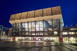 La facciata by night della Concert Hall di Lipsia, Germania. Situata in Augustusplatz la Gewandhaus è una famosa sala da concerto della città. E' stata costruita tre volte  ...