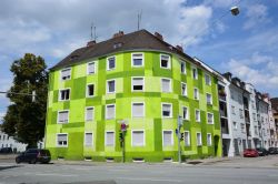 La facciata color verde di un edificio antico nel centro di Landshut, Baviera, Germania - © photo20ast / Shutterstock.com
