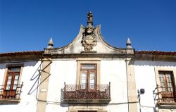 La facciata del maniero del Conte di Vinhais nel centro storico di Mirandela, Portogallo. Costruito nel XVIII° secolo, sorge in questa cittadina nei pressi di Vinhais.



