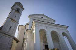 La facciata del Santuario della Madonna del Sasso in Piemonte