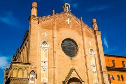 La facciata della Basilica di San Giacomo Maggiore a Bologna, Emilia-Romagna. A due spioventi la facciata è la parte più antica di questo edificio di culto.
