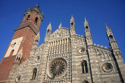 La facciata della Cattedrale di Monza in Lombardia  - © TessarTheTegu / Shutterstock.com
