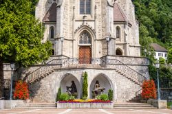 La facciata della cattedrale di St. Florin a Vaduz, Liechtenstein. La prima pietra per la costruzione di questo edificio religioso venne posta il 17 agosto 1869 mentre la consacrazione avvenne ...