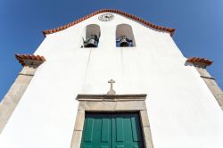 La facciata della chiesa di Nostra Signora dell'Assunzione a Vinhais, Portogallo. Venne eretta nel XVIII° secolo fra le mura del castello di Vinhais.

