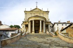 La facciata della chiesa di San Martino e Stefano, nel piccolo borgo di Montemagno, provincia di Asti, Piemonte.