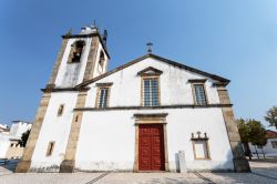 La facciata della chiesa di San Pietro a Serta, Portogallo.

