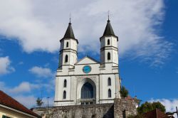 La facciata della chiesa storica di Aarburg in Svizzera