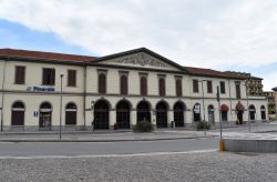 La facciata della Stazione di Pinerolo in Piemonte - © hydra viridis / Shutterstock.com